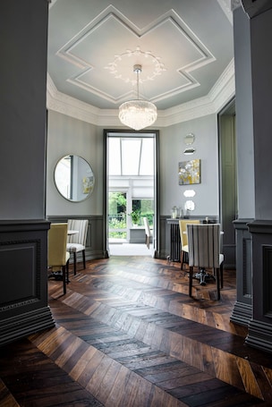 Bar (on property). Southcrest Manor Hotel, BW Signature Collection