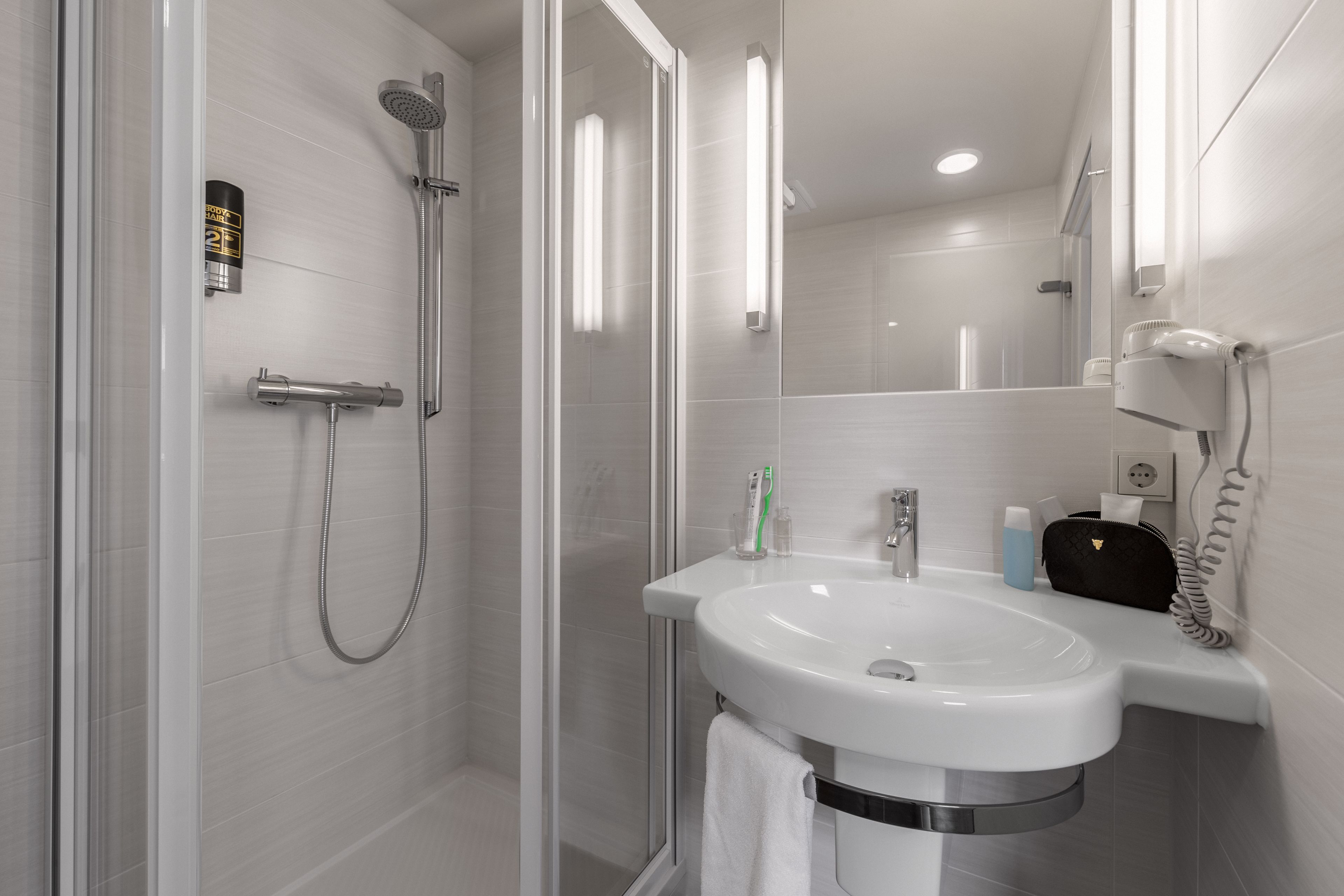 Dusche, Regendusche, Haartrockner, Handtücher