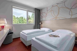 Premium bedding, Select Comfort beds, desk, blackout drapes - Serways Hotel Heiligenroth (Heiligenroth)