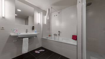 Dutxa, capçal de dutxa tipus cascada, assecador de cabells i tovalloles