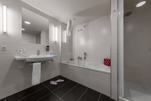Douche, douche à « effet pluie », sèche-cheveux, serviettes fournies