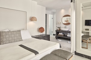 Suite Signature, 1 letto queen, piscina privata, vista mare | Biancheria in cotone egiziano, biancheria da letto di alta qualità