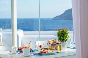 Petit déjeuner, déjeuner et dîner servis sur place, vue sur la plage