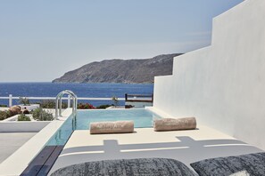 Suite Signature, 1 grand lit, piscine privée, vue sur la mer | Draps en coton égyptien, literie de qualité, minibar, coffre-fort