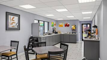 Tägliches inbegriffenes kontinentales Frühstück