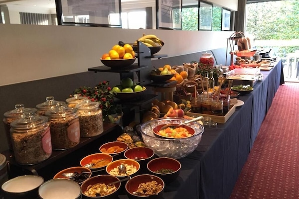Daily continental breakfast (EUR 20 per person)