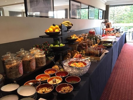 Tägliches kontinentales Frühstück gegen Gebühr. Gosset Hotel