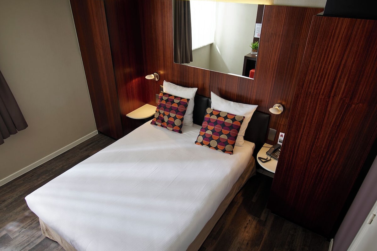 Standard Double or Twin Room | Desk, blackout drapes, iron/ironing board, free WiFi