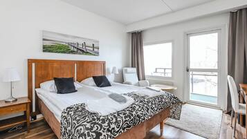 Escritorio, sistema de insonorización y tabla de planchar con plancha