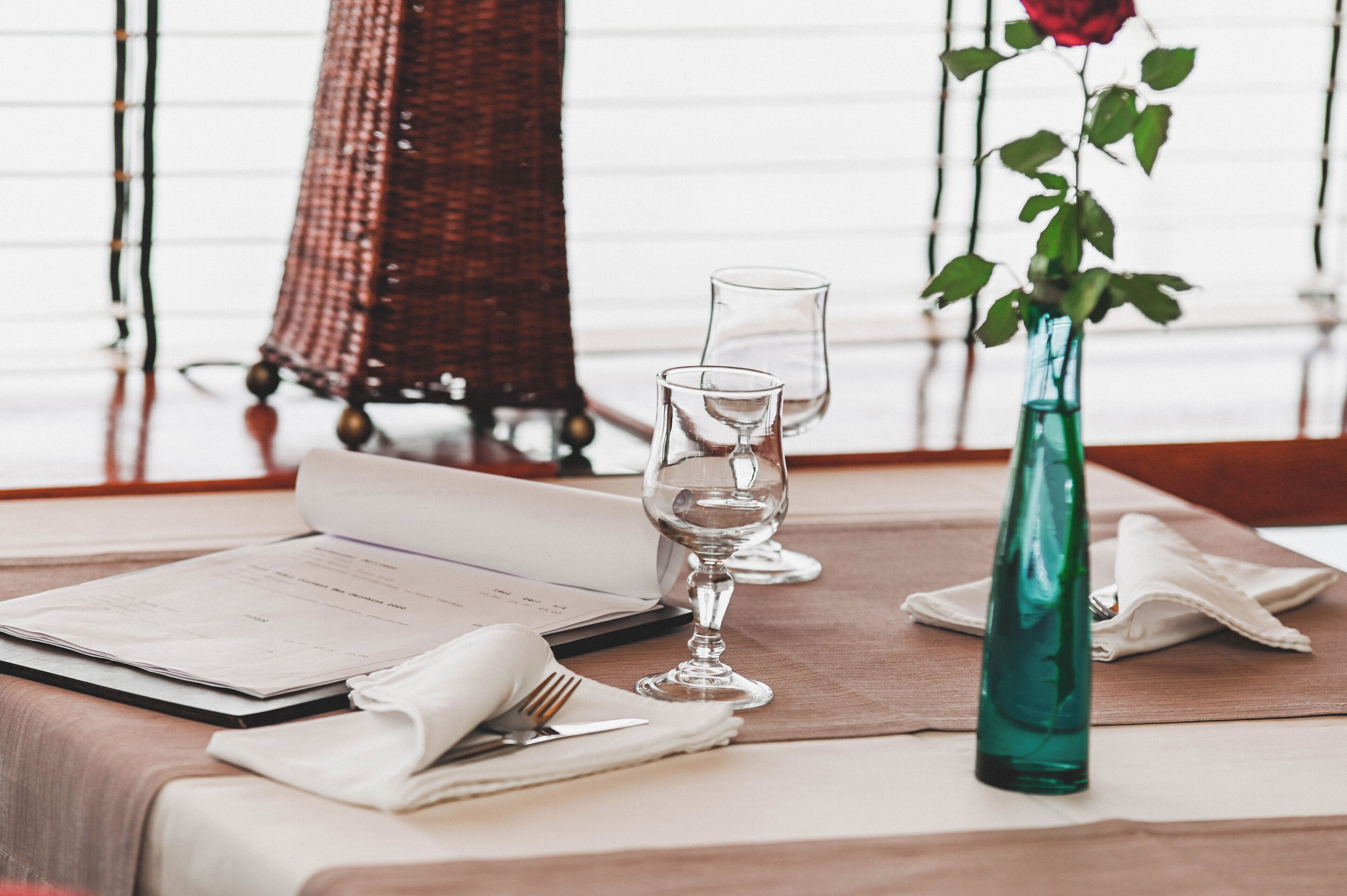 breakfast, dinner served; international cuisine, beach views