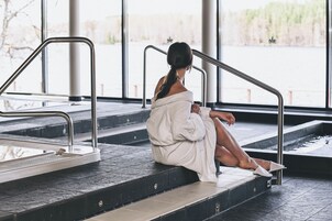 Un sauna, una bañera de hidromasaje, baño turco, baño turco/hammam