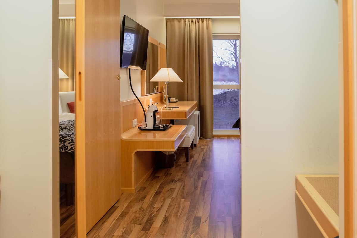 Desk, soundproofing, iron/ironing board, free WiFi