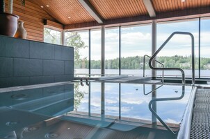 Un sauna, una bañera de hidromasaje, baño turco, baño turco/hammam