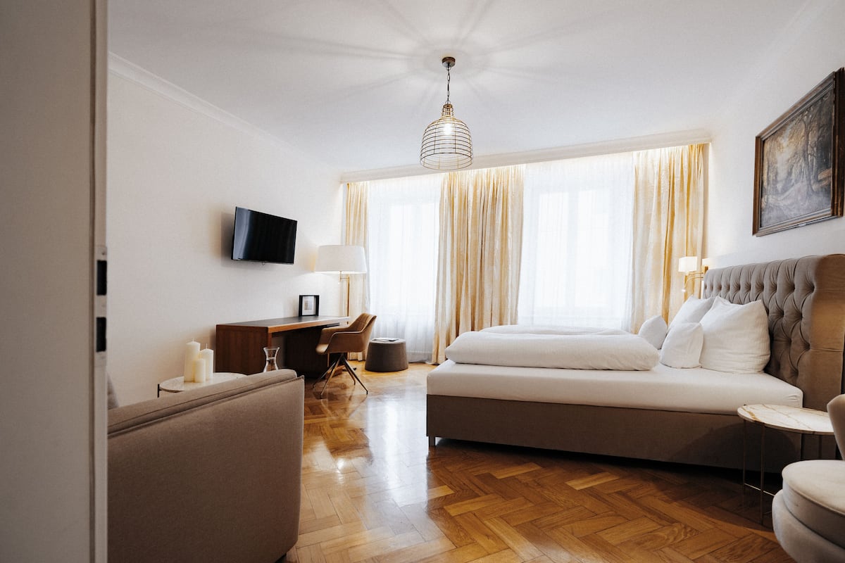 basic triple room, 1 bedroom | 1 bedroom, in-room safe, desk, blackout curtains