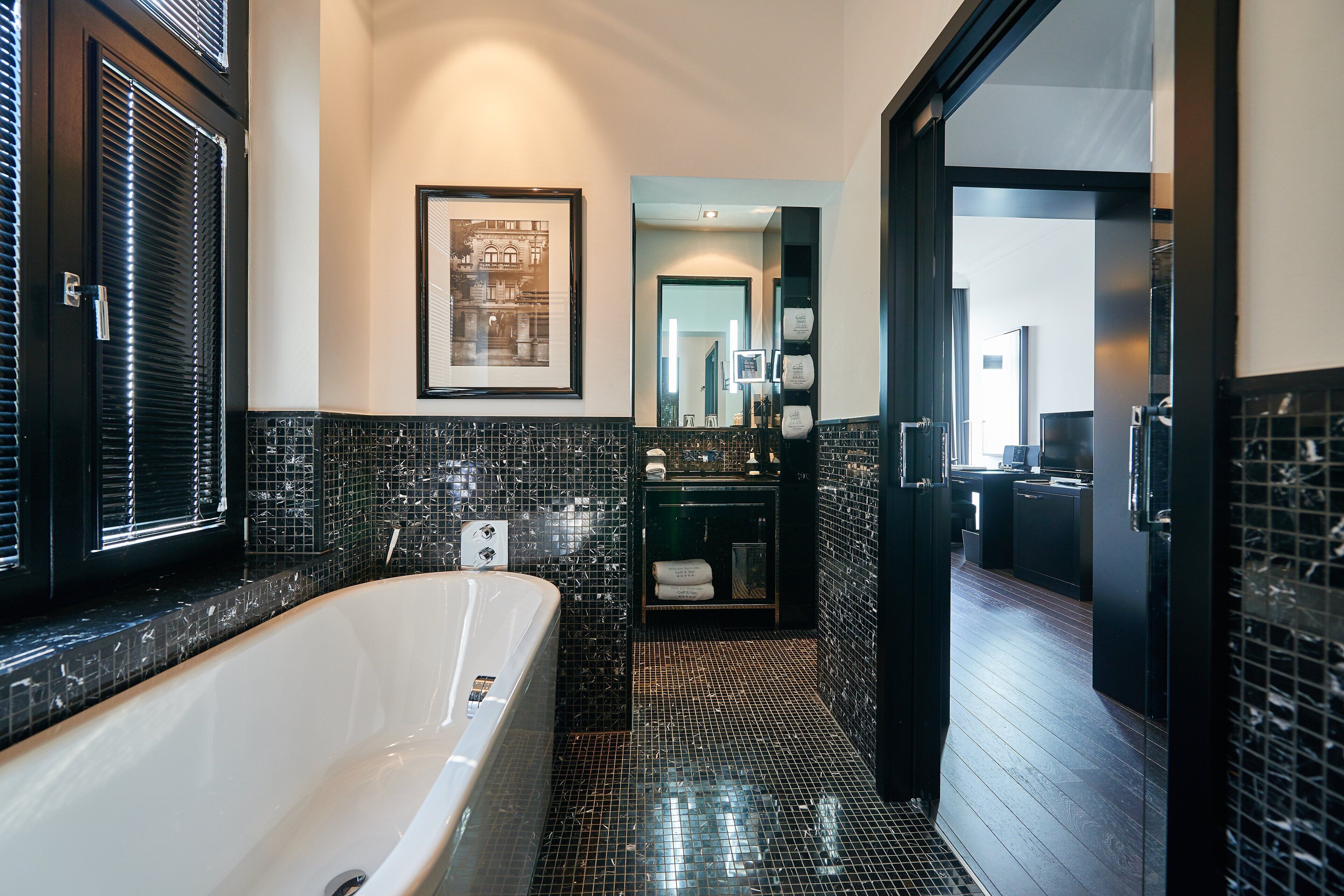 deluxe suite | premium bedding, down duvets, pillow-top beds, minibar