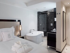 Shower, free toiletries, hair dryer, bathrobes - Boutique Villa am Ruhrufer Retreat (Muelheim an der Ruhr)