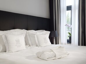 Literie de qualité, couette en duvet, lit avec matelas à plateau-coussin