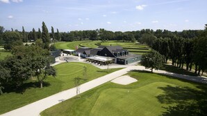 A golf course with a clubhouse, a parking area, and a well-maintained lawn. - Boutique Villa am Ruhrufer Retreat (Muelheim an der Ruhr)