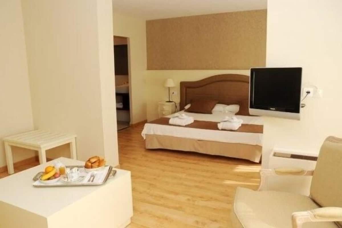 Suite Junior avec pdj et avec accès Spa 2H | Área de sala de estar | Televisión y tenis de mesa