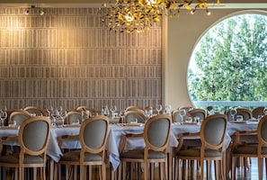 2 restaurants; lunch and dinner served