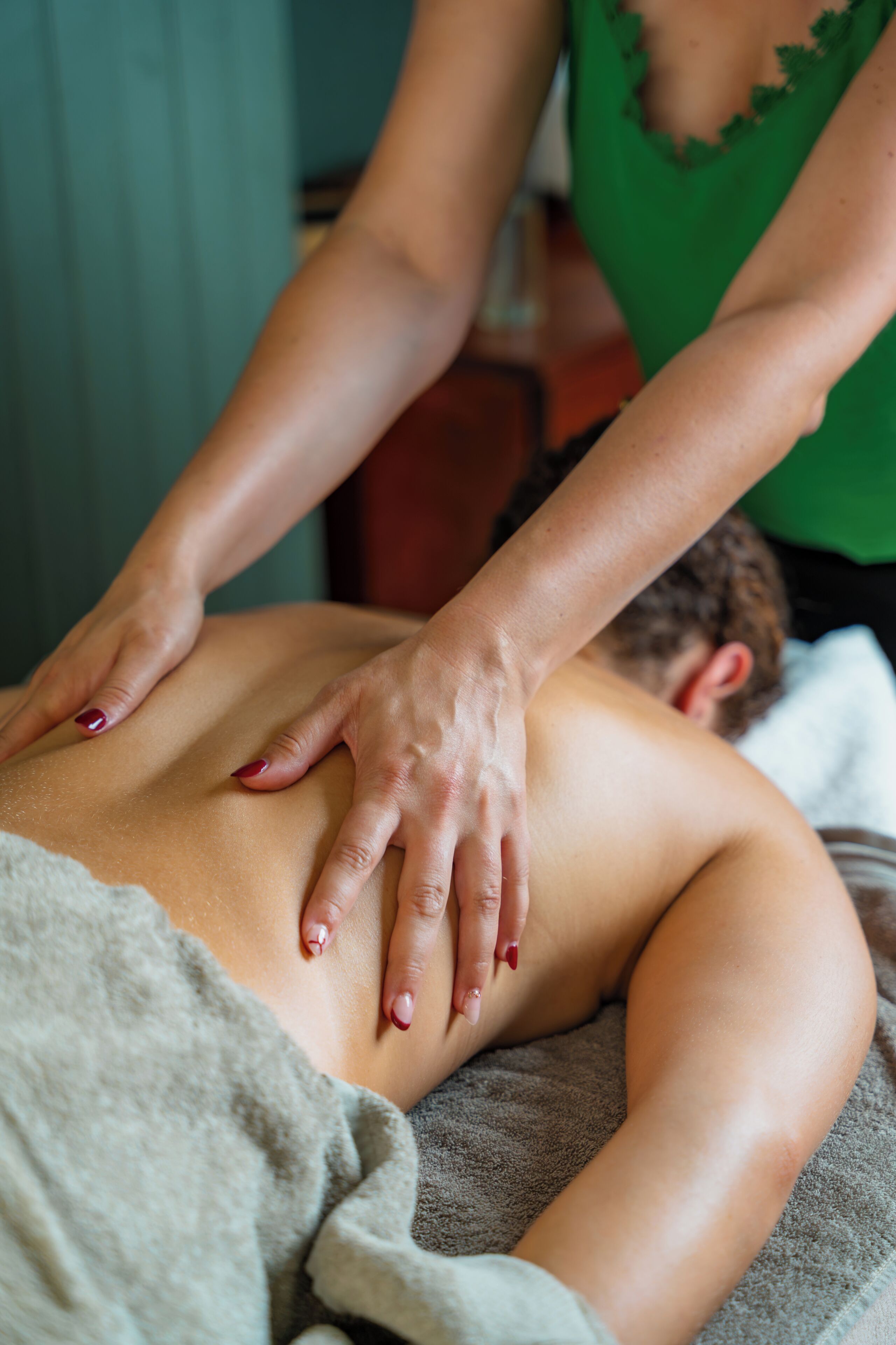 Eine Person erhält eine Rückenmassage.