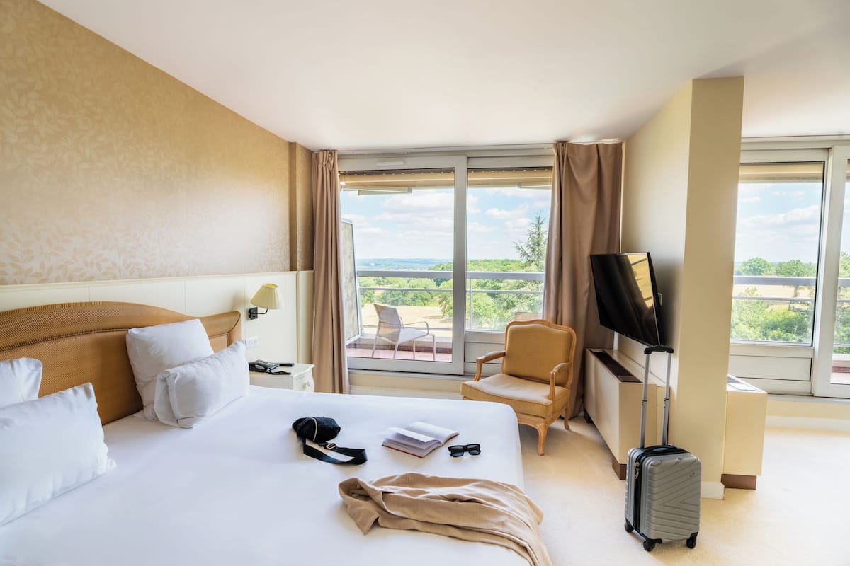 Suite Junior avec pdj et avec accès Spa 2H | In-room safe, desk, blackout curtains, soundproofing