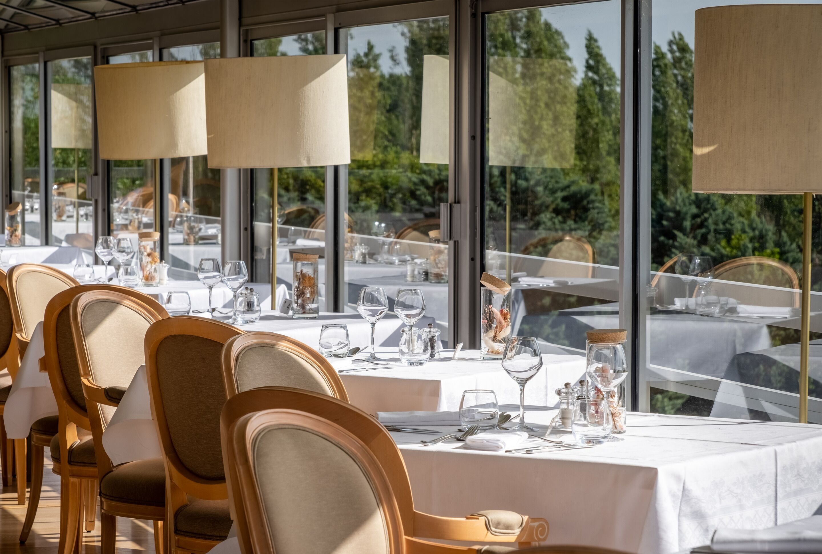 2 restaurants; lunch and dinner served 