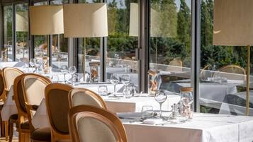 2 restaurants; lunch and dinner served
