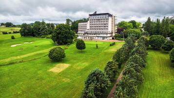Set amidst lush green surroundings, this hotel offers a serene escape with a golf course nearby.