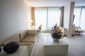 Suite Junior avec pdj et avec accès Spa 2H | Living area | TV