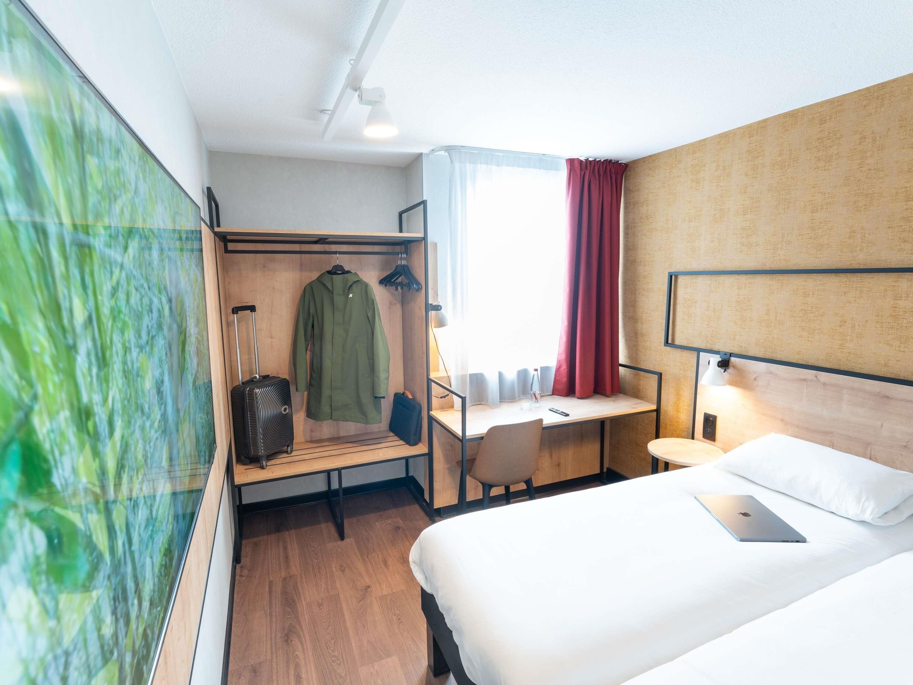 Caja de seguridad en la habitación y escritorio 