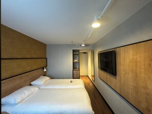 Caja de seguridad en la habitación y escritorio 