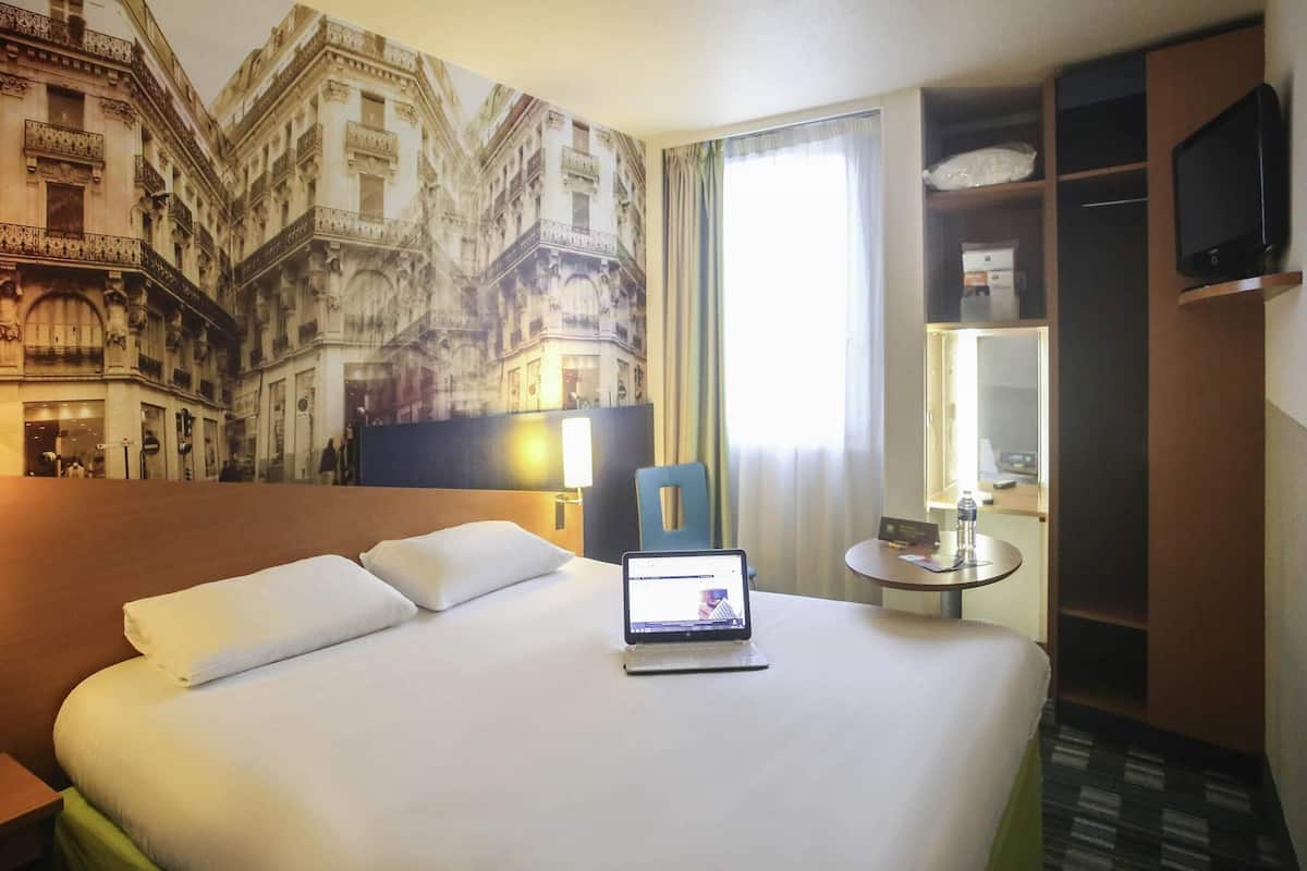 Caja de seguridad en la habitación y escritorio