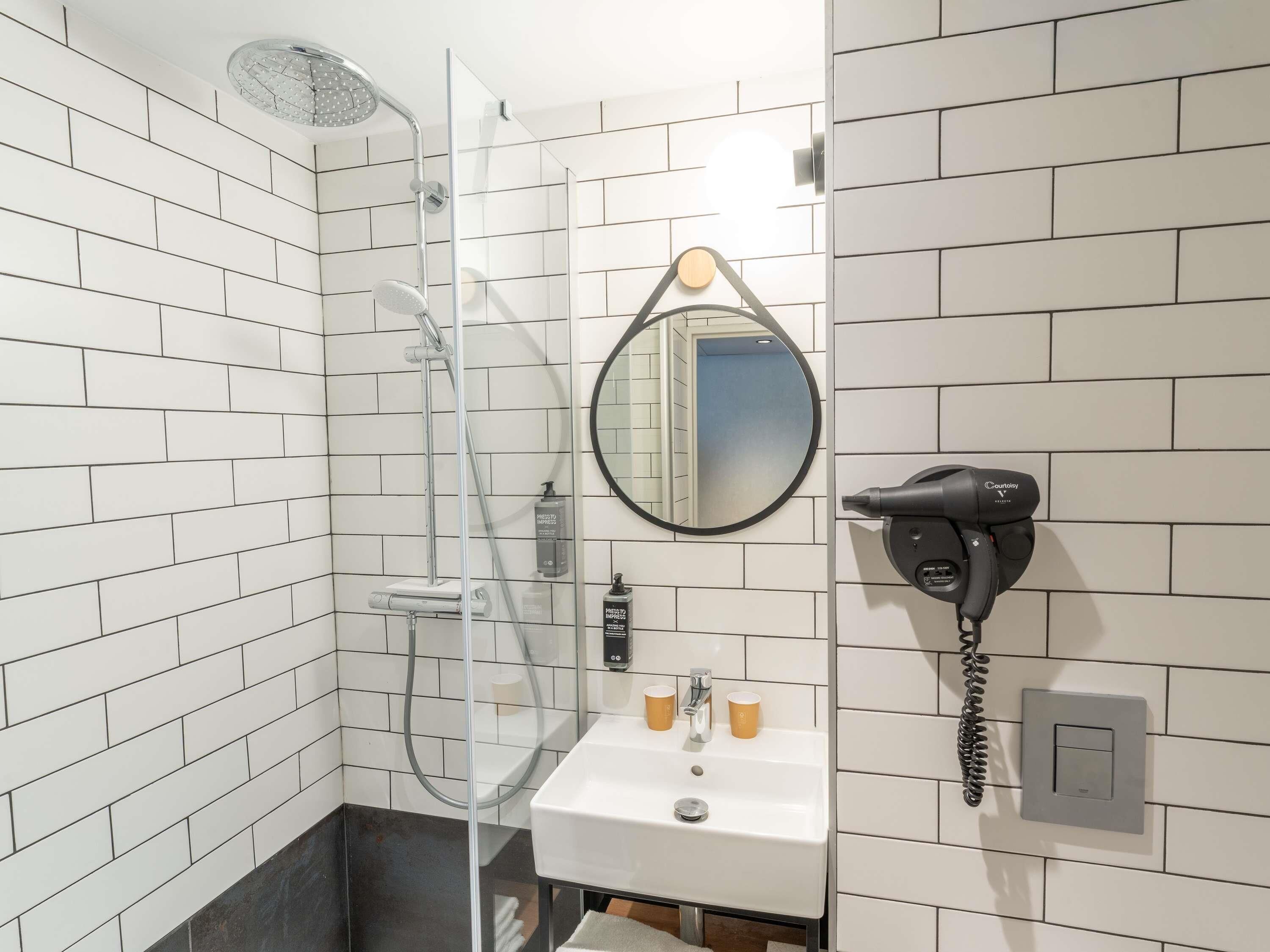 Caja de seguridad en la habitación y escritorio 