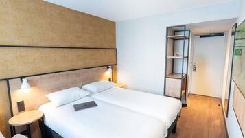 Standard Room, 2 Single Beds | In-room safe, desk, iron/ironing board, free WiFi