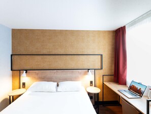 Habitación estándar doble, 1 cama doble | Caja fuerte, escritorio, tabla de planchar con plancha y wifi gratis