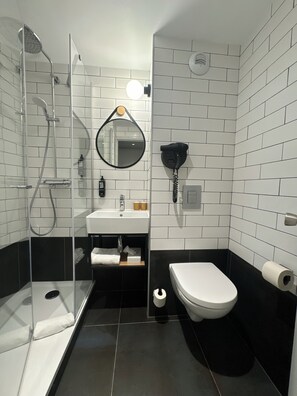 Quarto casal standard, 1 cama de casal | Banheiro | Banheira, produtos de toalete biodegradáveis, secador de cabelo 