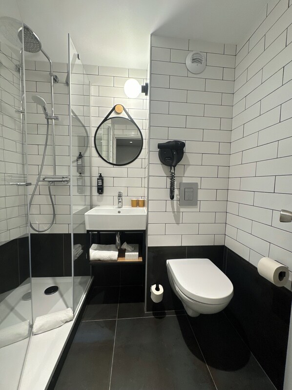 Standaard tweepersoonskamer, 1 tweepersoonsbed | Badkamer | Een bad,  milieuvriendelijk toiletgerief, een haardroger, handdoeken