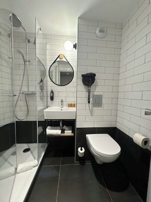 Quarto casal standard, 1 cama de casal | Banheiro | Banheira, produtos de toalete biodegradáveis, secador de cabelo