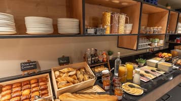 Petit déjeuner continental servi tous les jours en supplément