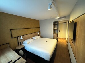 Quarto casal standard, 1 cama de casal | Cofres nos quartos, escrivaninha, ferros/tábuas de passar roupa