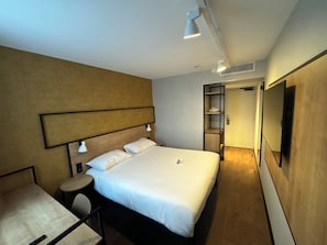 Quarto casal standard, 1 cama de casal | Cofres nos quartos, escrivaninha, ferros/tábuas de passar roupa