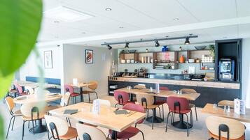 Tägliches kontinentales Frühstück (12 EUR pro Person)