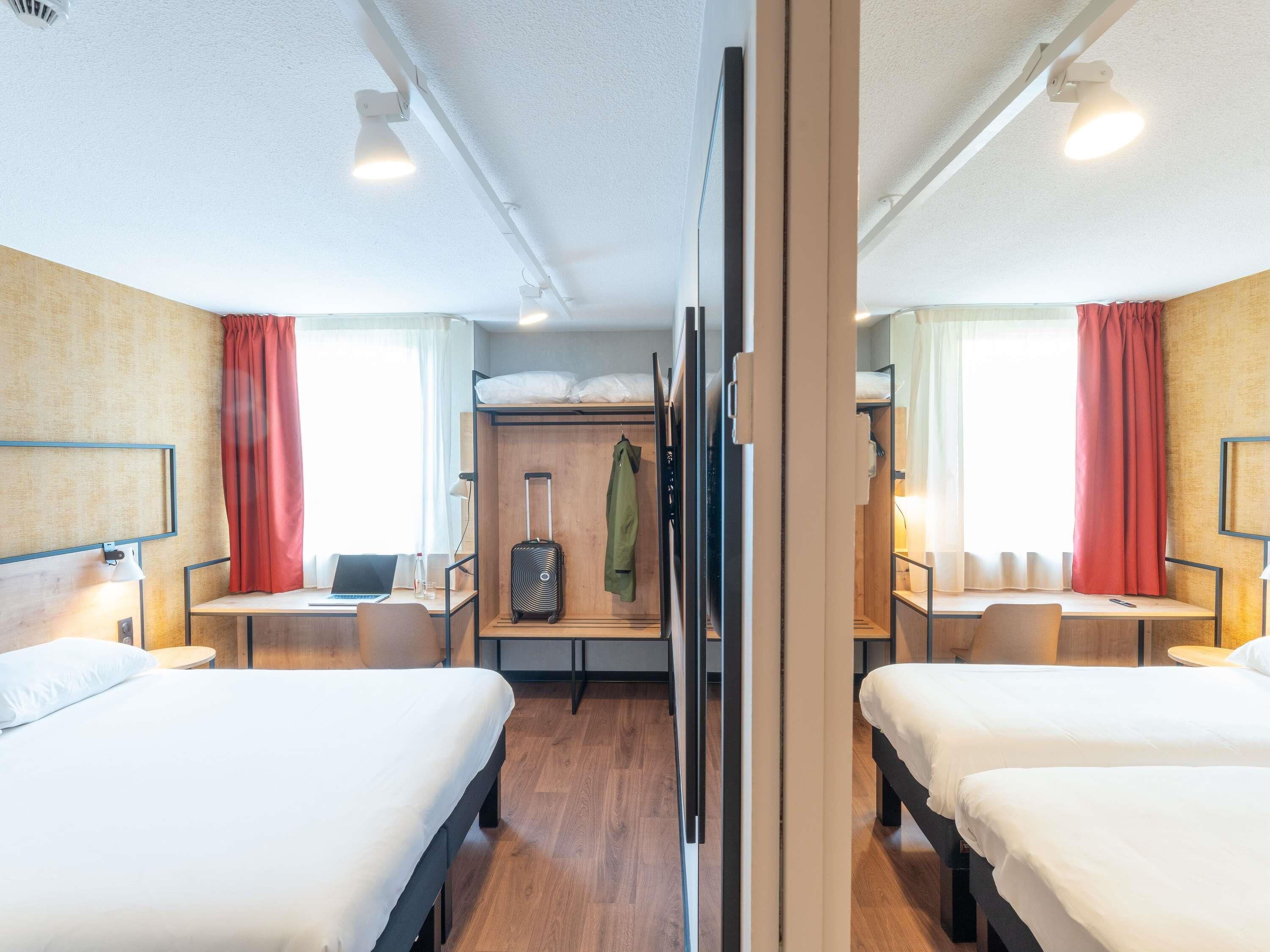 Suite – standard, 2 dobbeltsenger, rom vegg-i-vegg | Safe på rommet, skrivebord, strykejern/-brett og wi-fi (inkludert)