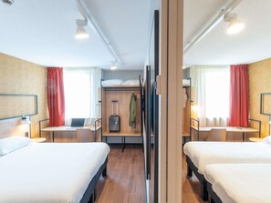 Standaard suite, 2 tweepersoonsbedden, kamers met tussendeur | Een kluis op de kamer, een bureau, een strijkplank/strijkijzer