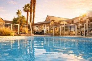 Una piscina al aire libre de temporada (de 09:00 a 21:00), sombrillas