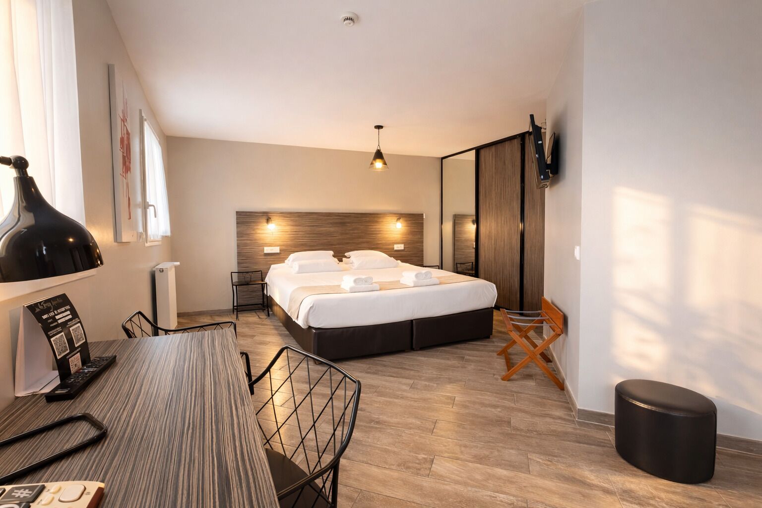 Habitación triple estándar | Ropa de cama hipoalergénica, escritorio, tabla de planchar con plancha