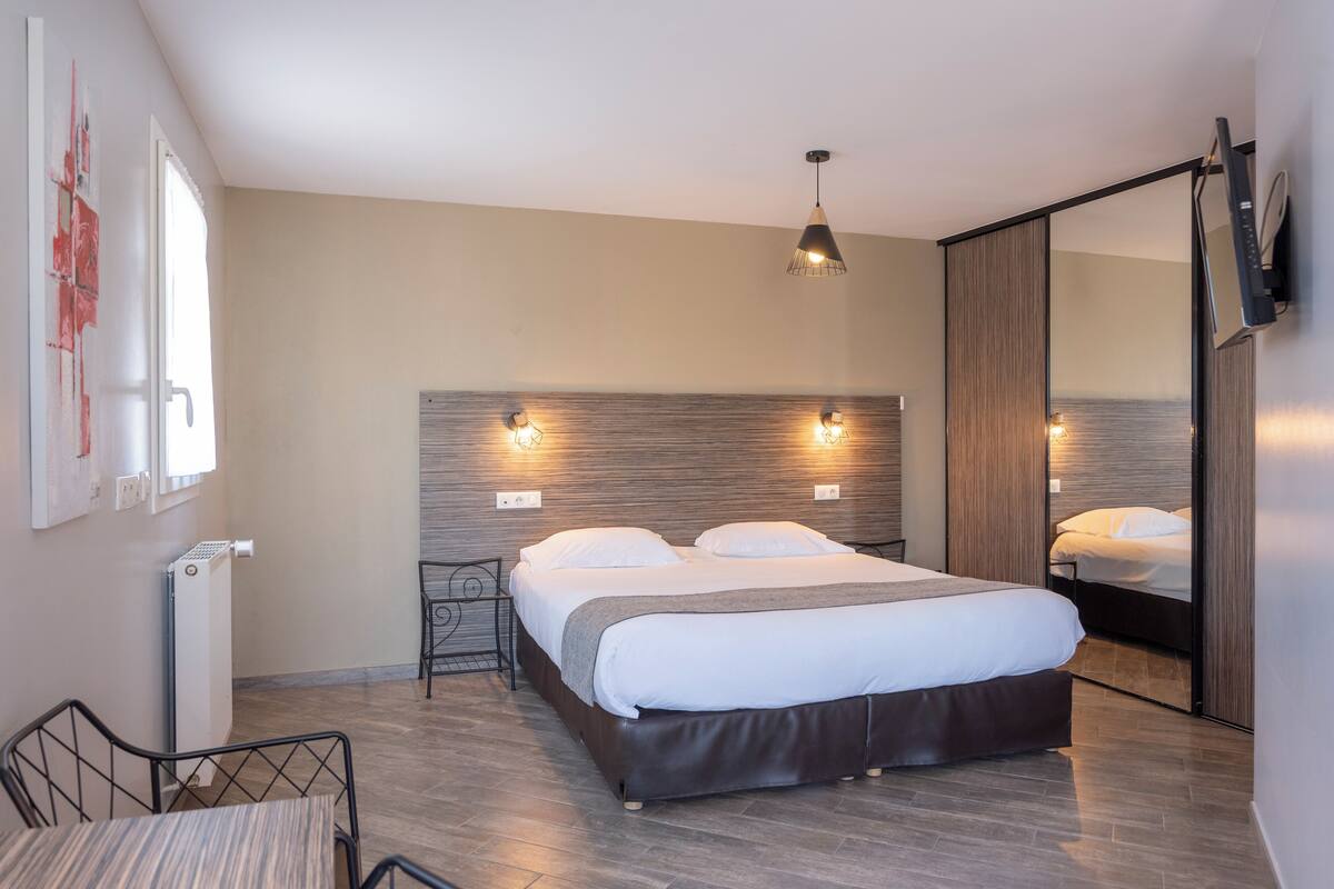 superior triple room | 1 bedroom, hypo-allergenic bedding, desk, iron/ironing board