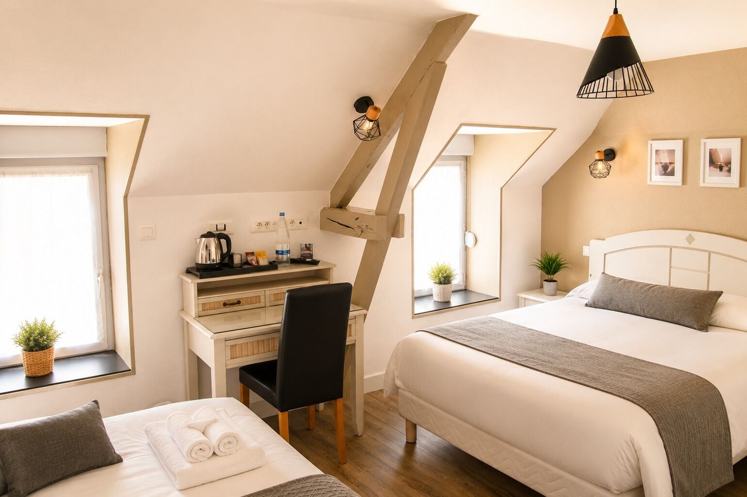 Un dormitorio con cama, mesitas de noche, escritorio, silla y ventana.