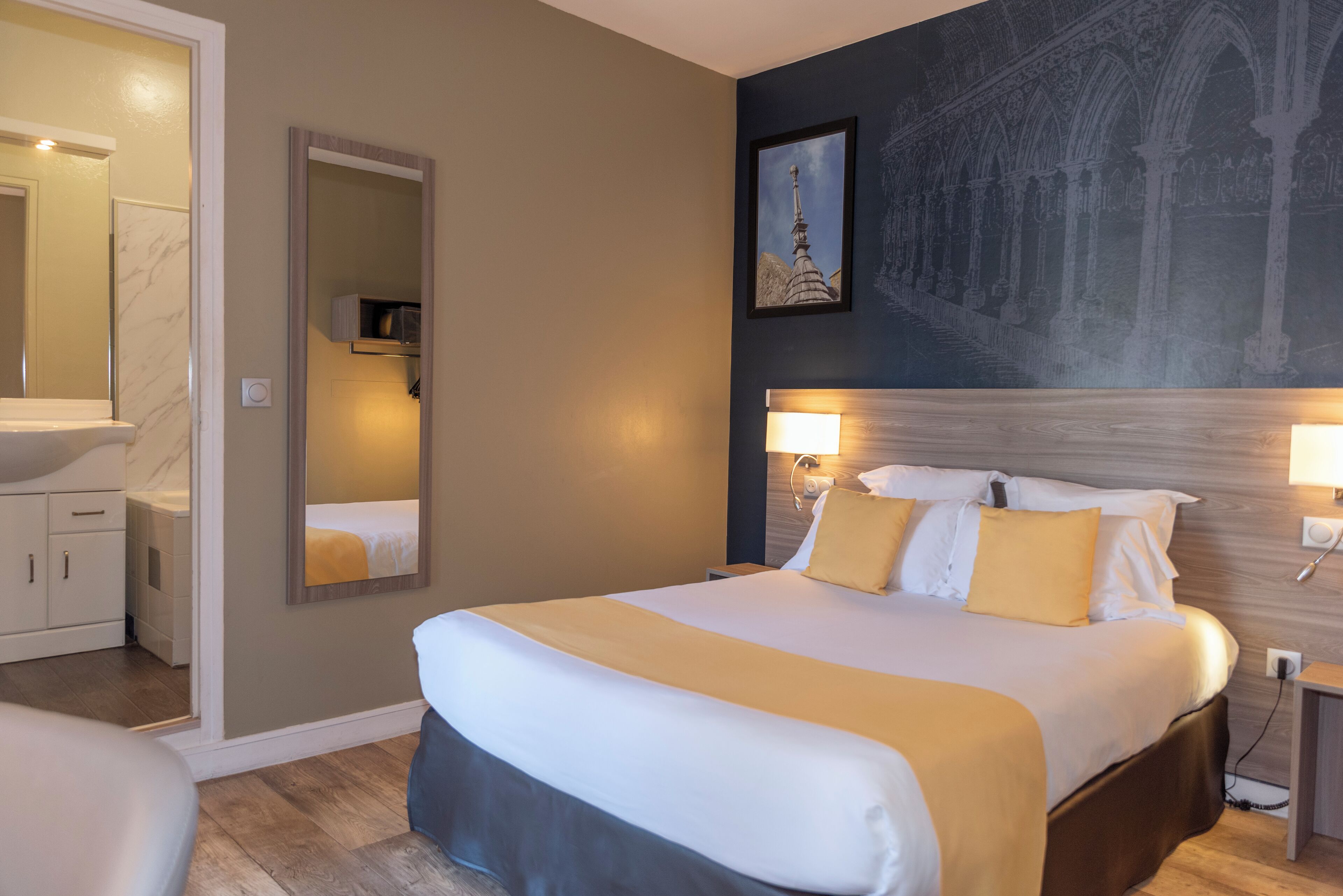 Standard Double Room, 1 Bedroom | Hypo-allergenic bedding, desk, iron/ironing board, free WiFi